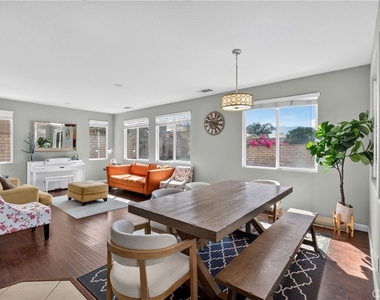 2420 S Vicentia Avenue - Photo Thumbnail 10