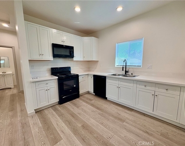 4585 Hawthorne - Photo Thumbnail 3