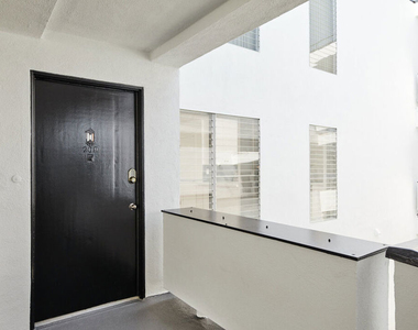 305 San Vicente Boulevard - Photo Thumbnail 17