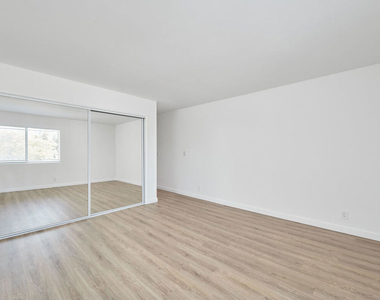 305 San Vicente Boulevard - Photo Thumbnail 10