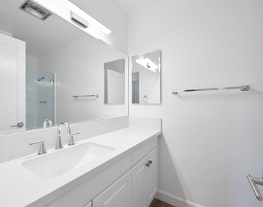 305 San Vicente Boulevard - Photo Thumbnail 14