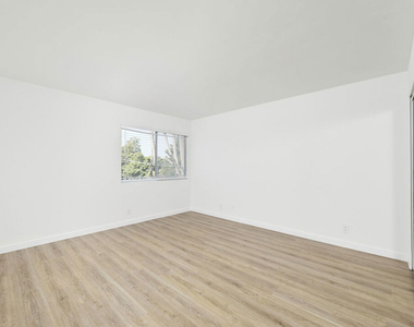 305 San Vicente Boulevard - Photo Thumbnail 9