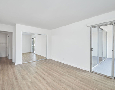 305 San Vicente Boulevard - Photo Thumbnail 13