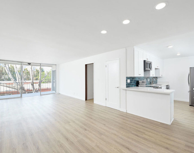 305 San Vicente Boulevard - Photo Thumbnail 5