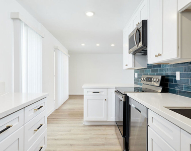 305 San Vicente Boulevard - Photo Thumbnail 4
