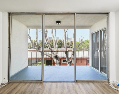305 San Vicente Boulevard - Photo Thumbnail 6