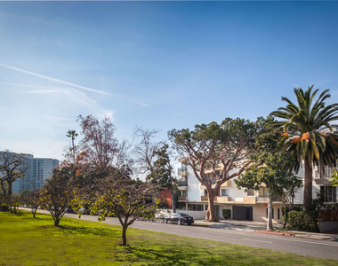 305 San Vicente Boulevard - Photo Thumbnail 18
