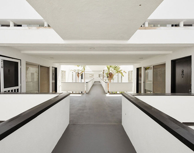 305 San Vicente Boulevard - Photo Thumbnail 16