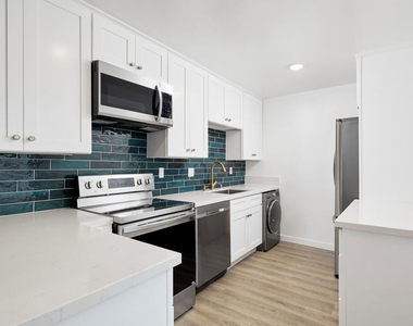 305 San Vicente Boulevard - Photo Thumbnail 2