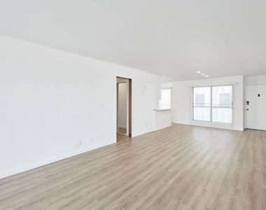 305 San Vicente Boulevard - Photo Thumbnail 7