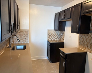 Broadway, Unit B17j - Photo Thumbnail 2