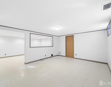 11 Wellesley Road - Photo Thumbnail 16