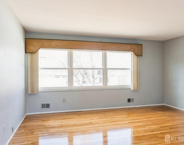 11 Wellesley Road - Photo Thumbnail 2