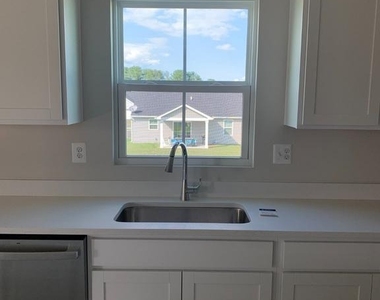 528 Mutual Drive - Photo Thumbnail 3