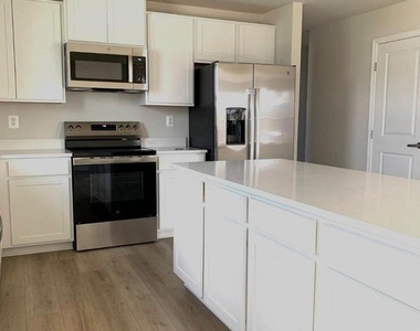 528 Mutual Drive - Photo Thumbnail 7