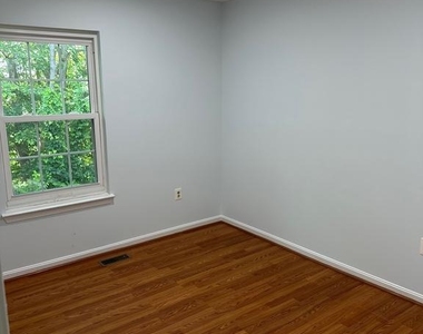 2920 White Oak Lane - Photo Thumbnail 14