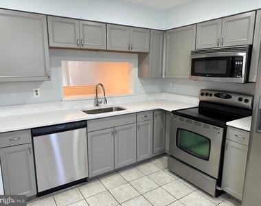 2920 White Oak Lane - Photo Thumbnail 5