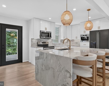 7411 Crestberry Lane - Photo Thumbnail 17
