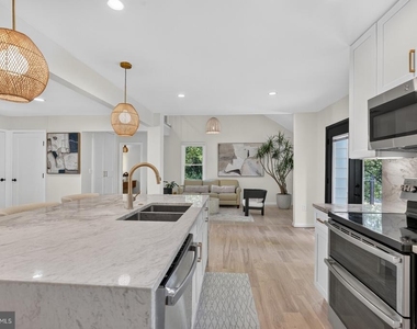 7411 Crestberry Lane - Photo Thumbnail 13