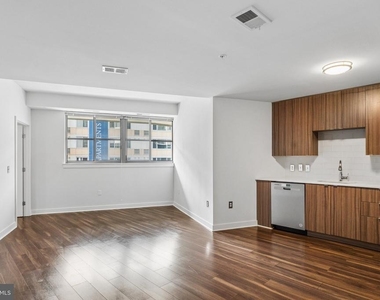 460 New York Avenue Nw - Photo Thumbnail 2