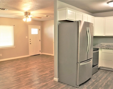 1002 N Main St - Photo Thumbnail 4