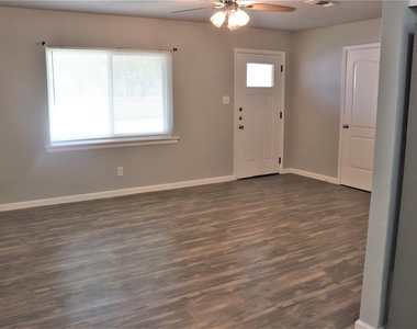 1002 N Main St - Photo Thumbnail 1
