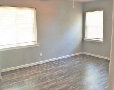 1002 N Main St - Photo Thumbnail 10