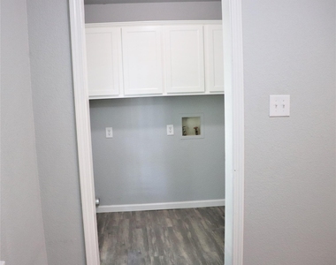 1002 N Main St - Photo Thumbnail 5