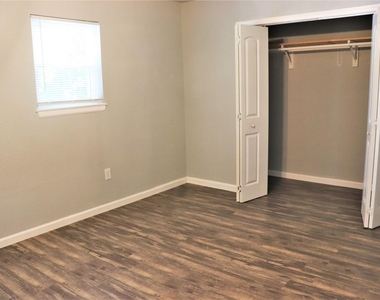 1002 N Main St - Photo Thumbnail 6