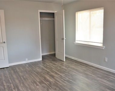 1002 N Main St - Photo Thumbnail 9