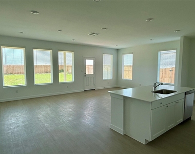 241 Seabreeze St - Photo Thumbnail 2