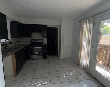 1303 Bonnie Brae St - Photo Thumbnail 3