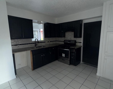 1303 Bonnie Brae St - Photo Thumbnail 4