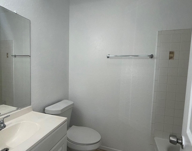 1303 Bonnie Brae St - Photo Thumbnail 10