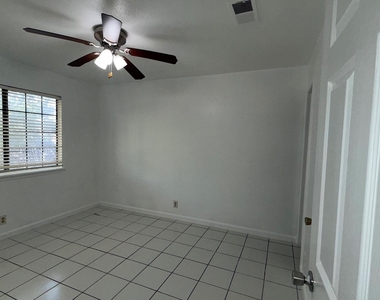 1303 Bonnie Brae St - Photo Thumbnail 8
