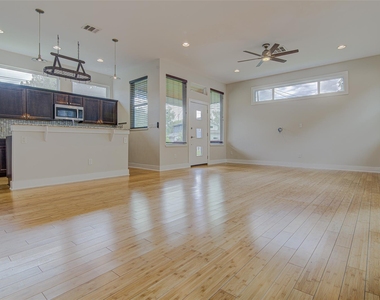 1106 Berger St - Photo Thumbnail 5