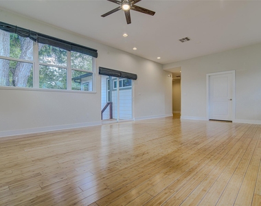 1106 Berger St - Photo Thumbnail 6