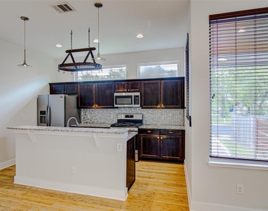 1106 Berger St - Photo Thumbnail 7