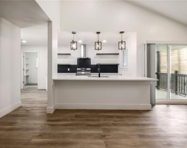 511 E 50th St - Photo Thumbnail 6