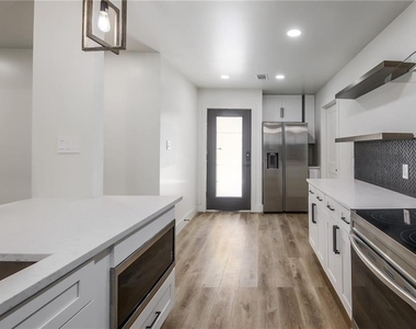 511 E 50th St - Photo Thumbnail 10