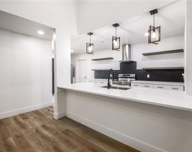 511 E 50th St - Photo Thumbnail 5
