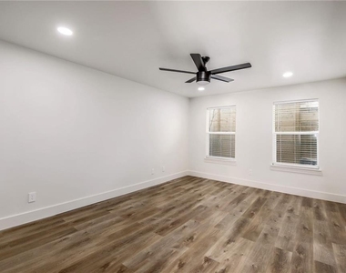 511 E 50th St - Photo Thumbnail 11