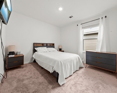 216 Wincanton Ln - Photo Thumbnail 17