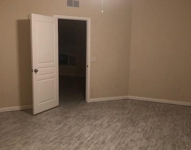 8290 Gate Parkway W - Photo Thumbnail 3