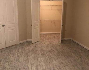 8290 Gate Parkway W - Photo Thumbnail 4