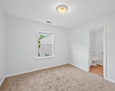 725 Crestwell Circle Sw - Photo Thumbnail 6