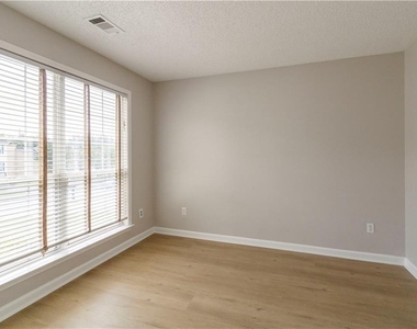 3431 Chastain Glen Lane Ne - Photo Thumbnail 4