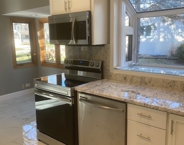 405 Blue Grass Court - Photo Thumbnail 4