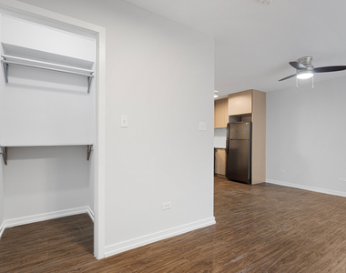 5411 N Winthrop Avenue - Photo Thumbnail 5