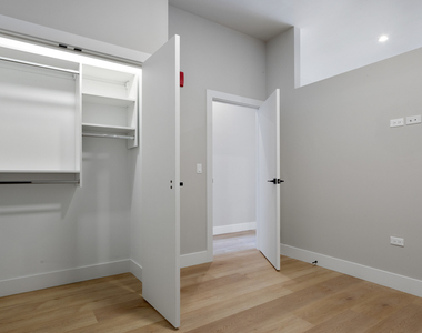 2475 W Foster Avenue - Photo Thumbnail 5